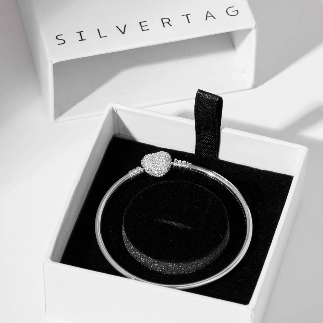 Glowtag - Brazalete Rígido con Broche de Corazón con Zirconias - Club VIP - Silvertag Shop